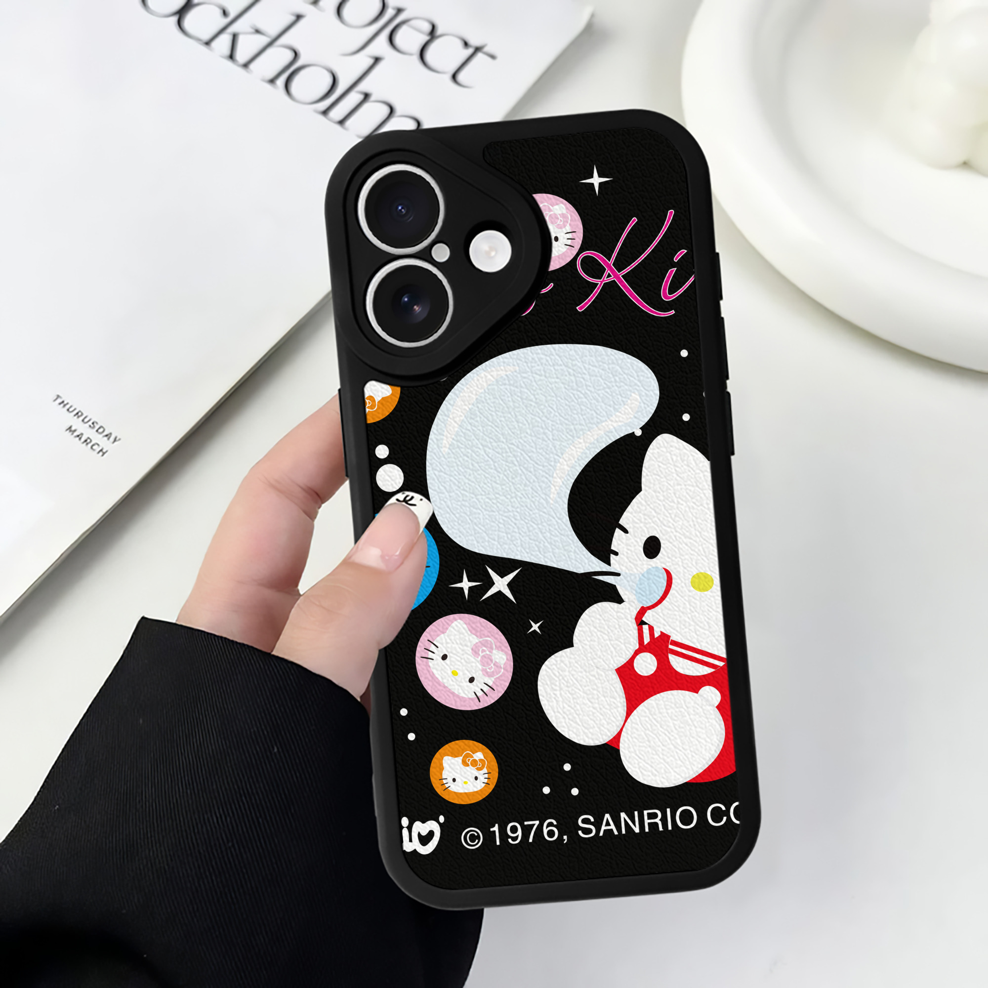 （画像用） Hello Kitty ハローキティ 【iPhone 16シリーズ対応】シリコンスマホケース（レザー調） 材質：シリコン